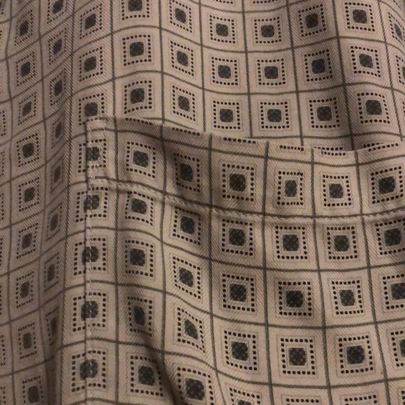 Tommy Bahama 100% silk men’s patterned button down shirt - Picture 3 of 8